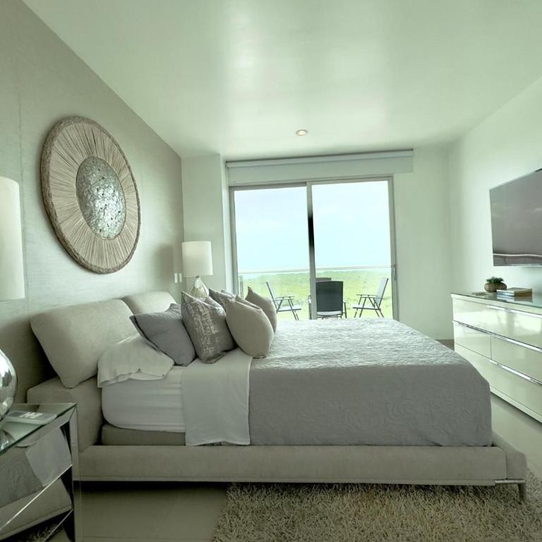 Oceanfront condominium with direct access to the beach. - One-Bedroom Apartment with Lake View - 2