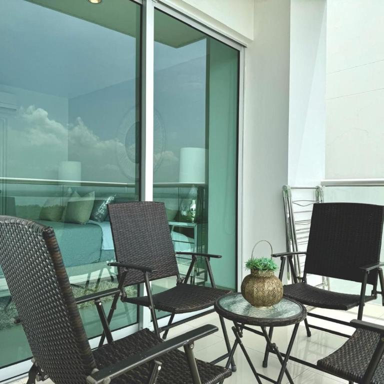 Oceanfront condominium with direct access to the beach. - One-Bedroom Apartment with Lake View - 14