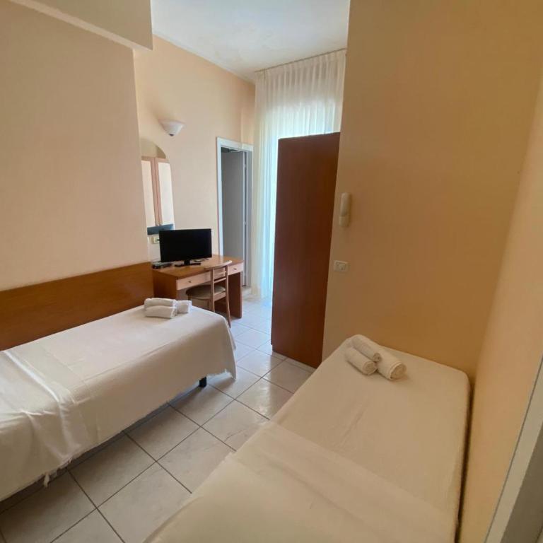 Hotel HARRY'S Hospitality Riccione-Fronte Mare - Camera Doppia con Letti Singoli con Balcone - 2