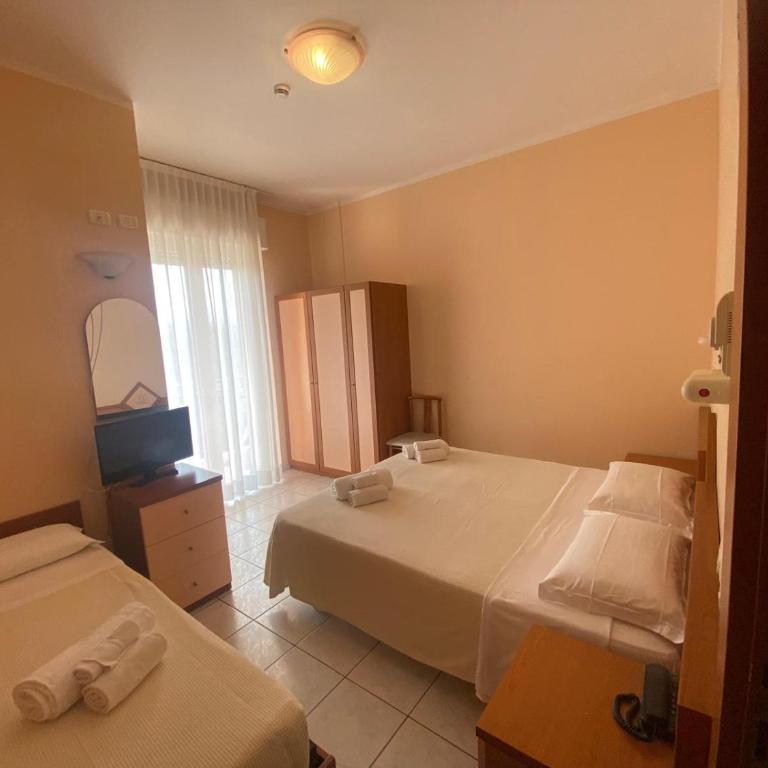 Hotel HARRY'S Hospitality Riccione-Fronte Mare - Camera Tripla con Balcone - 3