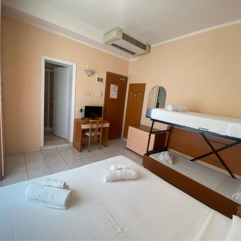 Hotel HARRY'S Hospitality Riccione-Fronte Mare - Camera Quadrupla con Balcone - 2