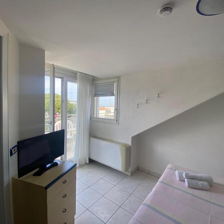 Hotel HARRY'S Hospitality Riccione-Fronte Mare - Camera Matrimoniale Economy con Terrazza - 3