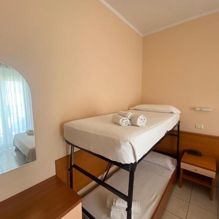 Hotel HARRY'S Hospitality Riccione-Fronte Mare - Camera con Letto a Castello e Balcone - 3