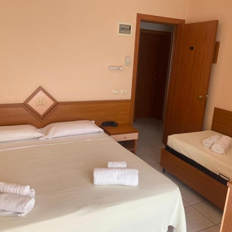 Hotel HARRY'S Hospitality Riccione-Fronte Mare - Camera Tripla con Balcone - 2