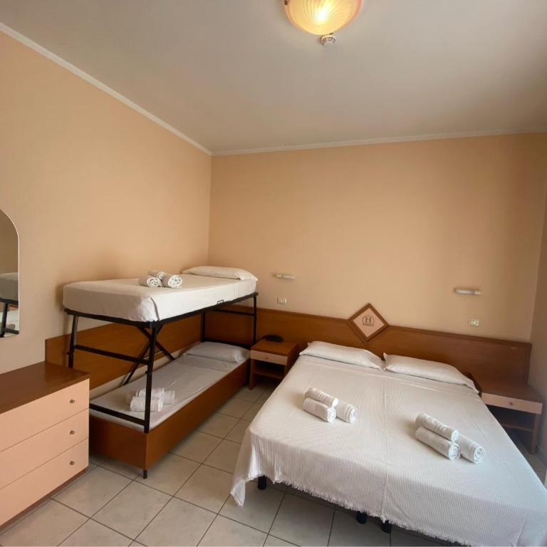 Hotel HARRY'S Hospitality Riccione-Fronte Mare - Camera Quadrupla con Balcone - 1