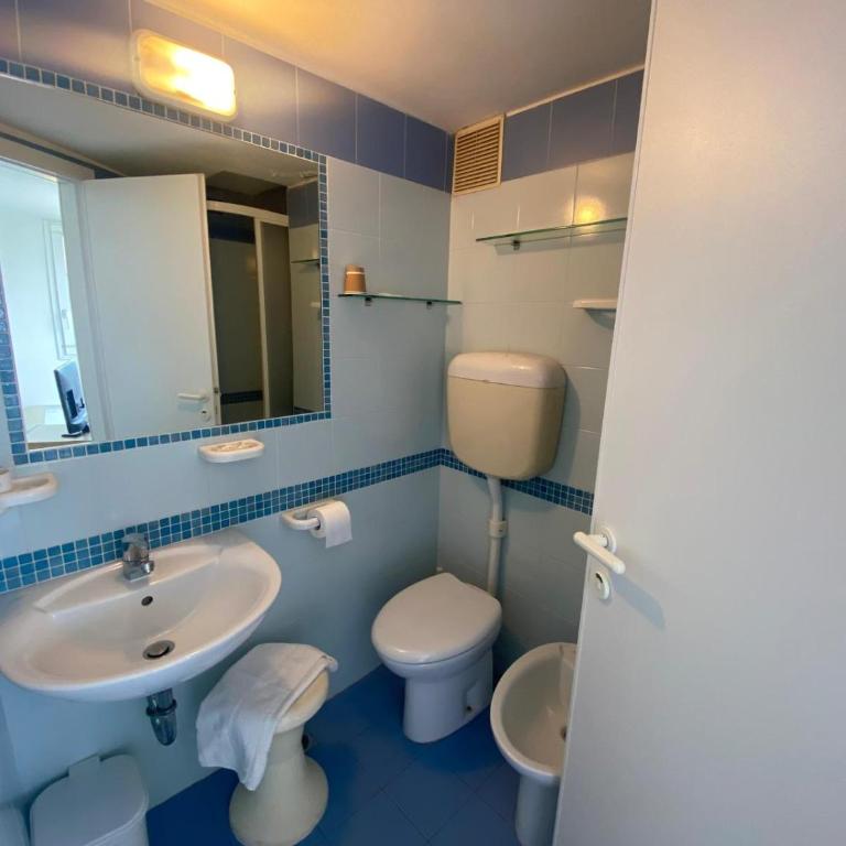 Hotel HARRY'S Hospitality Riccione-Fronte Mare - Camera Matrimoniale Economy con Terrazza - 2
