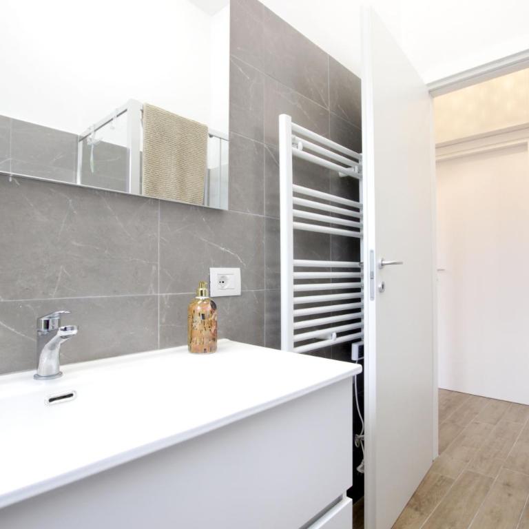 Chic Loft - One-Bedroom Apartment - 10