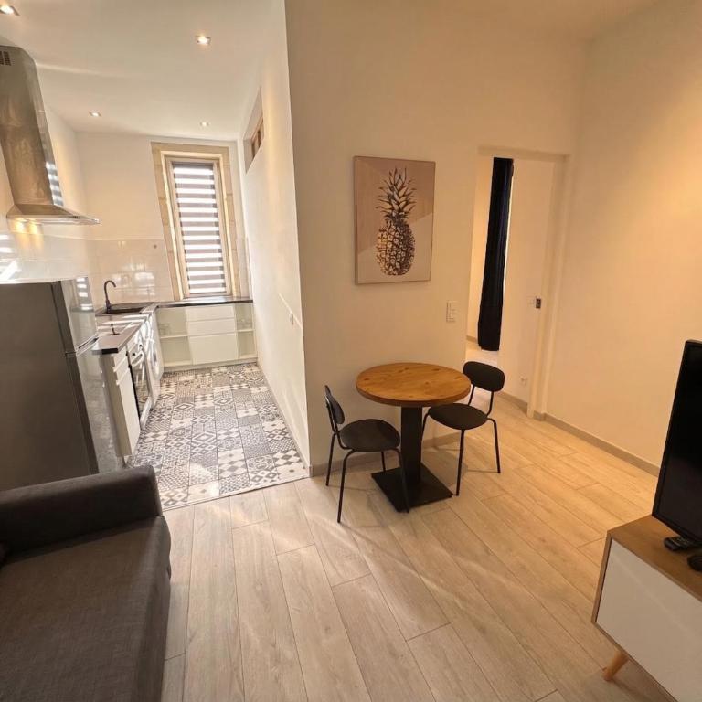 Appartement T2 centre-ville Nîmes - Appartamento con 1 Camera da Letto - 5