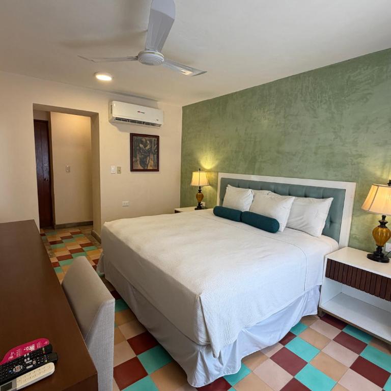 Art 57 Hotel - Adults Only - Standard Queen Room - 8