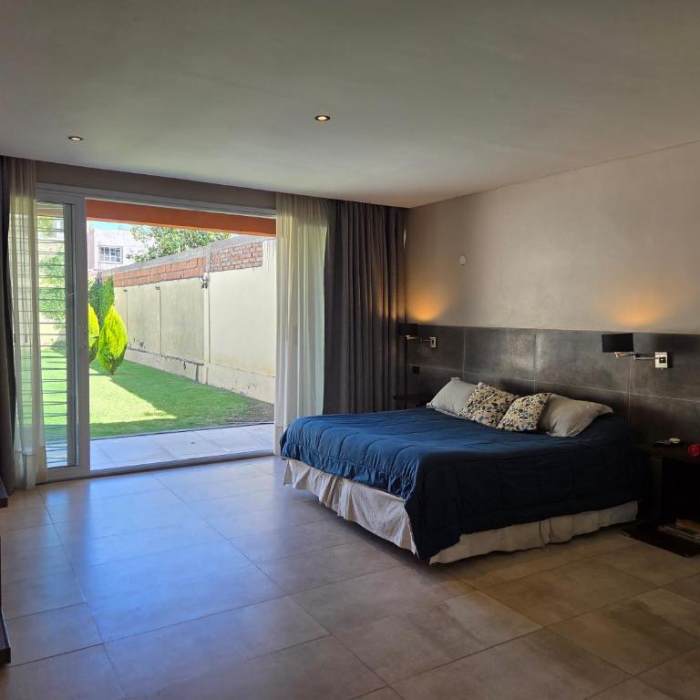 Espectacular Casa con pileta y jacuzzi - Casa Unifamiliar de 3 dormitorios - 42