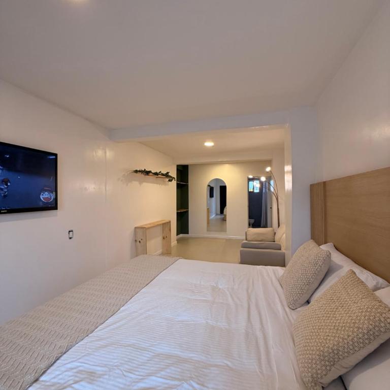 RA Suites - Queen Studio - 4