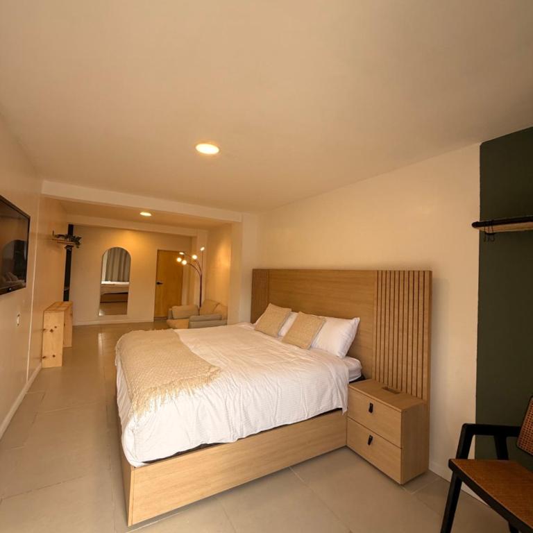RA Suites - Queen Studio - 1