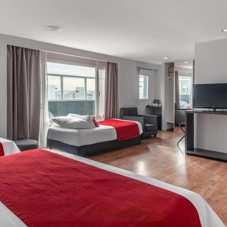 Dazzler by Wyndham Puerto Madryn - Family Room with City View - Non-Smoking - 2