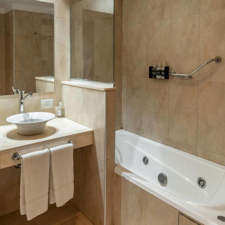 Dazzler by Wyndham Puerto Madryn - Family Room with City View - Non-Smoking - 10