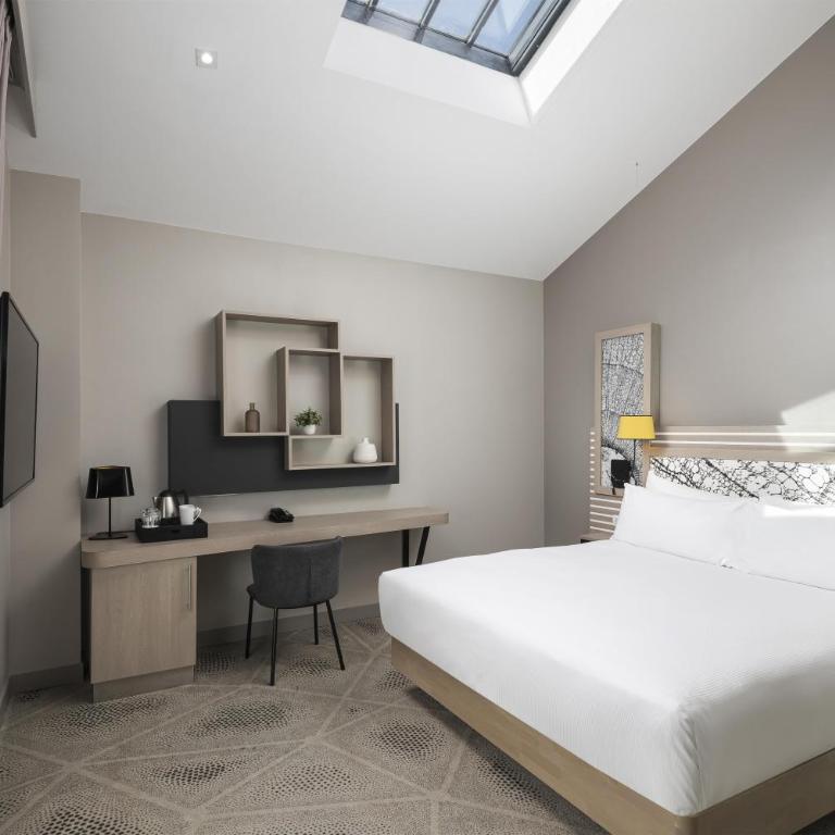 Hilton Garden Inn Paris La Villette - Deluxe King Skylight Room - 3