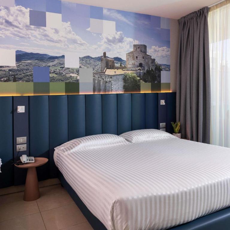 Mercure Hotel Rimini Artis - Superior Double Room with Sofa Bed and Balcony with Side Sea View - 2