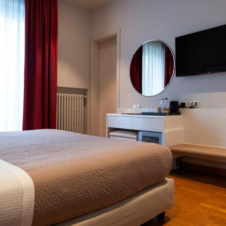 Le Petit Du Lac - Double or Twin Room with Balcony and Side Lake View - 7