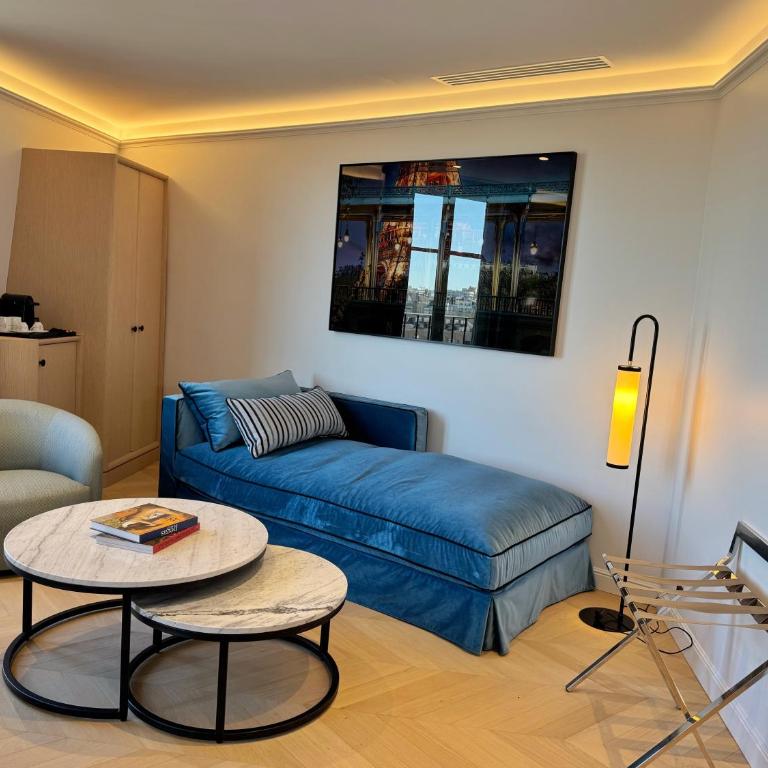 Eiffel Yard Hotel - Junior Suite - Eiffel Tower Side View - 10