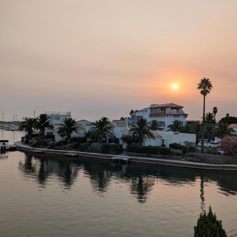 appt T2 mezzanine classé rénové 2026 avec vue paranomique sur la marina et la mer Orienté nord est et doté de plafonds hauts, cet appartement reste naturellement frais et aéré! - Apartment mit 2 Schlafzimmern und Meerblick - 32