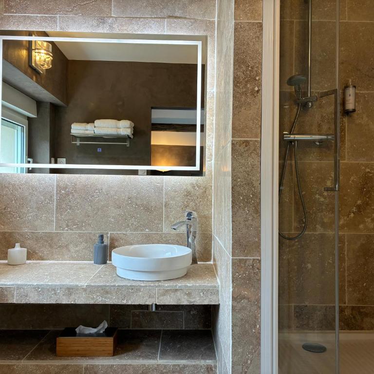 Hôtel et SPA des sources du gros noyer - Deluxe Dreibettzimmer - 7