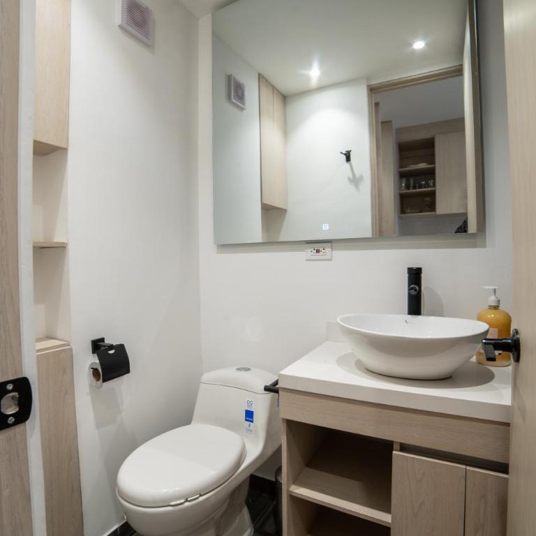 Premium Studio in Chicó Excellent location near the World Trade Center - Estudio Deluxe con cama grande - 3
