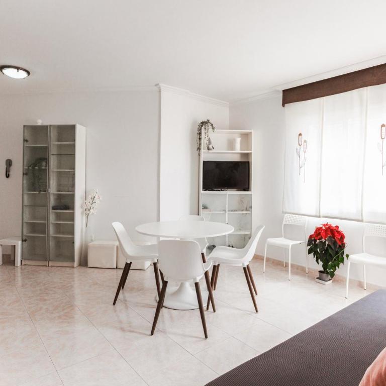 2 bedroom apartment with a pool - Apartamento de 2 dormitorios - 2