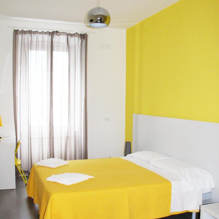 Smart Rooms - Double or Twin Room with Shared Bathroom - 1