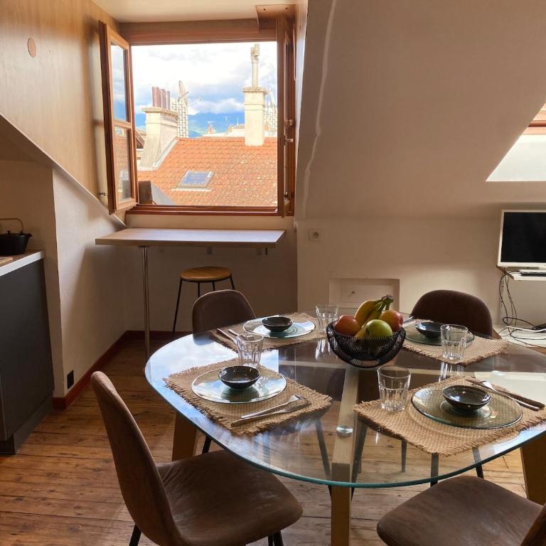 Bright T4 in central Grenoble - Mountain view - Three-Bedroom Apartment - 35