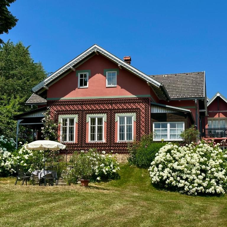 Villa am Faaker See mit Privatstrand und Ruderboot - Apartment mit 3 Schlafzimmern und Seeblick - 1