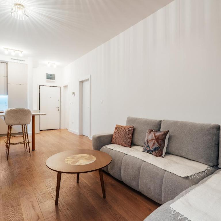 Twin Towers By In Property - Family Room with Garden View - 5