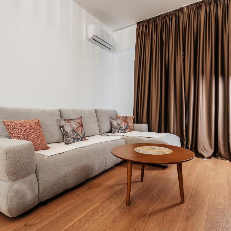 Twin Towers By In Property - Family Room with Garden View - 6