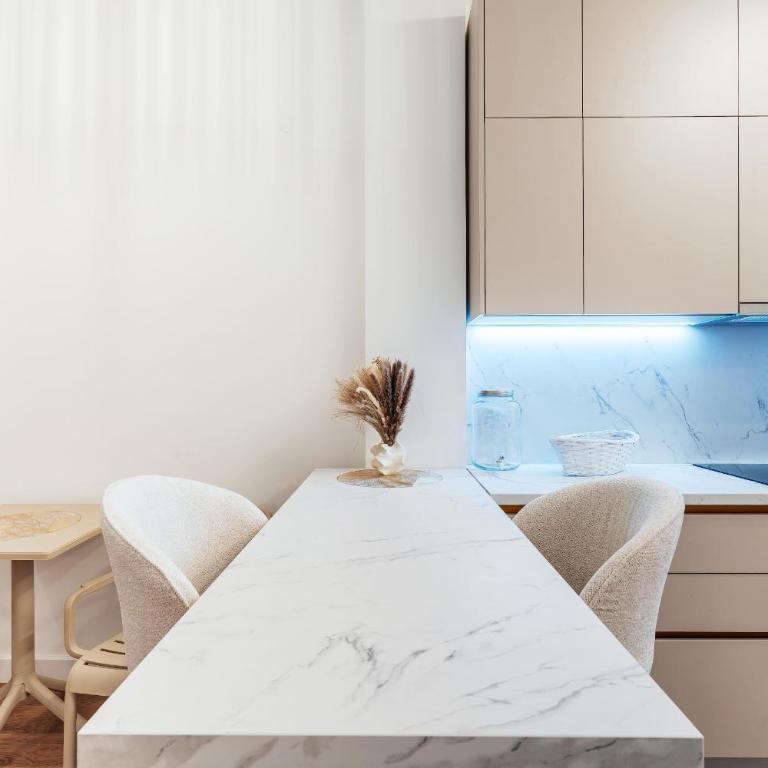 Twin Towers By In Property - Family Room with Garden View - 7