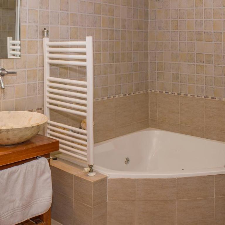 Hotel Casablanca Pinamar - Apartamento Deluxe de 2 dormitorios con vistas al jardín - 3