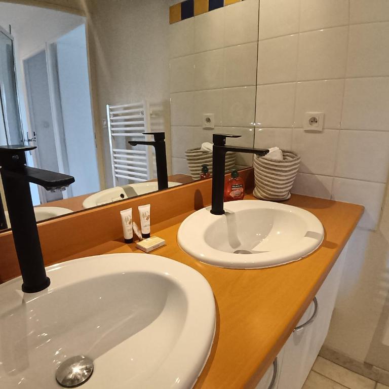 Appartement bord du canal avec piscine et parking couvert - Appartement 2 Chambres - 12