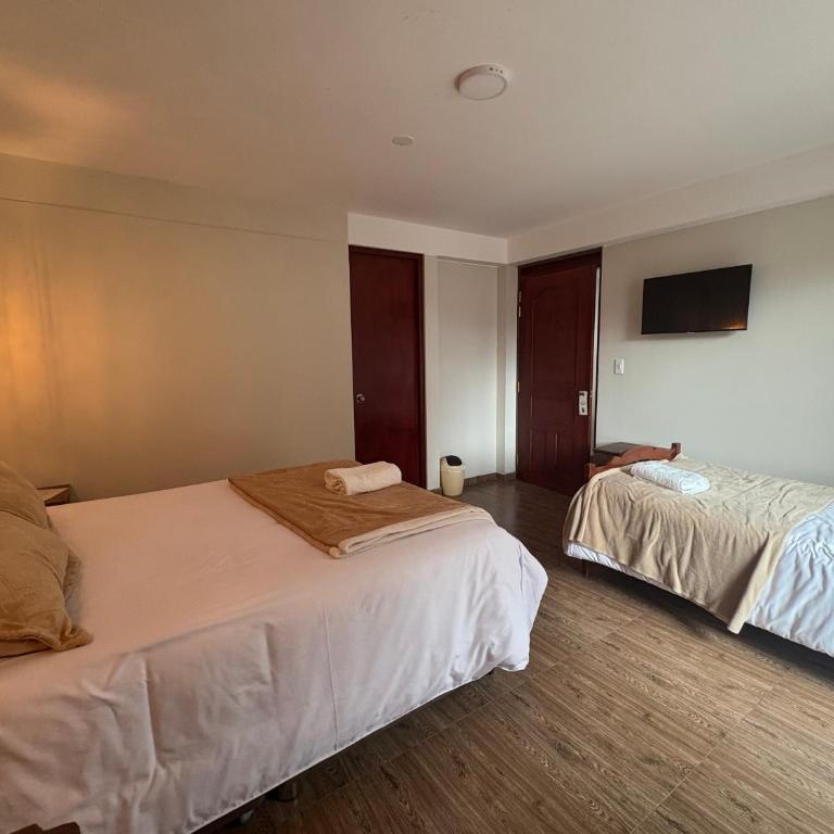 Juan Placido Hospedaje - Double Room with Balcony (2 Adults + 1 Child) - 4