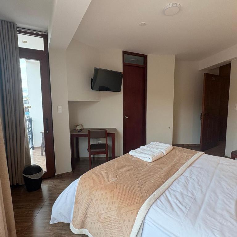 Juan Placido Hospedaje - Queen Room with Balcony - 2