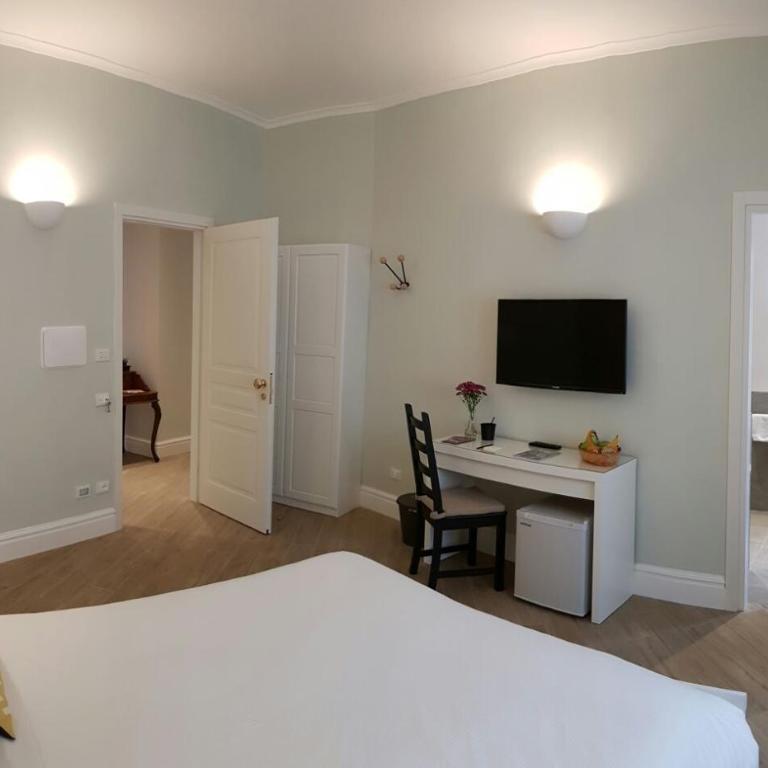 Roman Suite Guest House - Camera Matrimoniale con Bagno Privato - 2