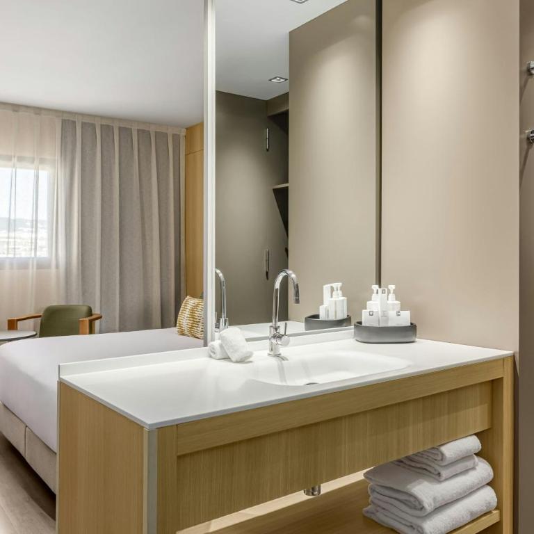 AC Hotel Sants by Marriott - Standard King City View, Guest room, 1 King, City view - 4