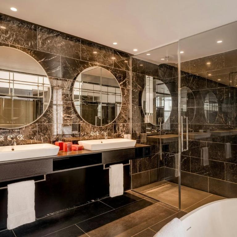 The Dean Munich, Autograph Collection - Grande Suite 1 Lit King-Size avec Jacuzzi et Balcon - 5