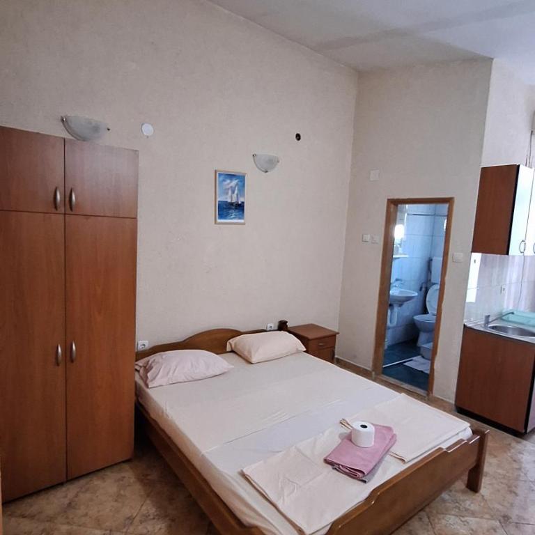 Ivanovic Family Studio Apartments - Studio with Terrace - 4
