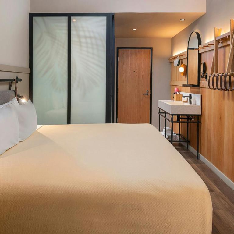 Moxy Tulum - Habitación con cama extragrande. - 9