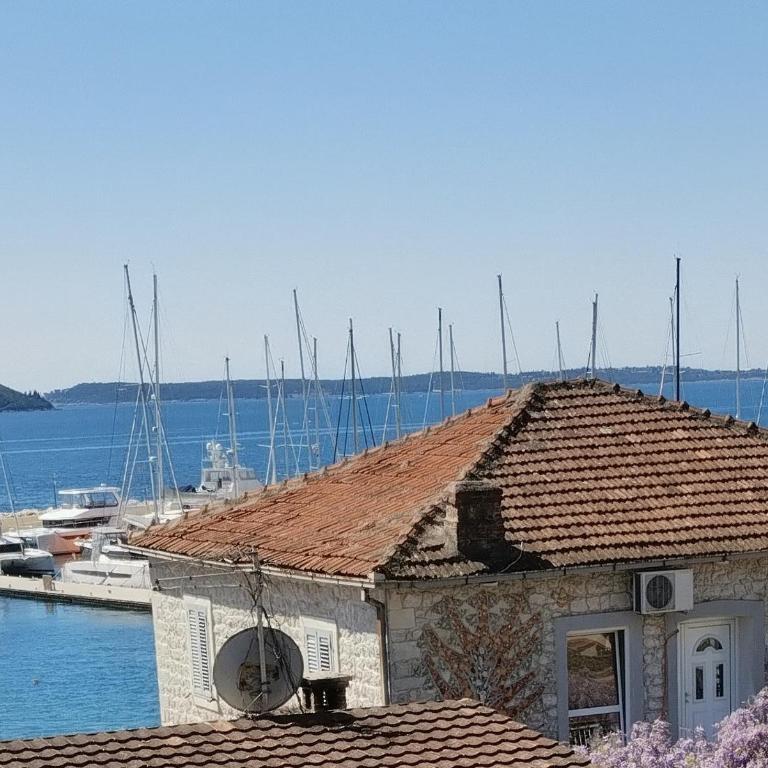 LaRos Apt - One-Bedroom Apartment with Sea View - 1