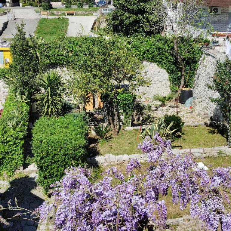 LaRos Apt - Studio with Balcony - 1