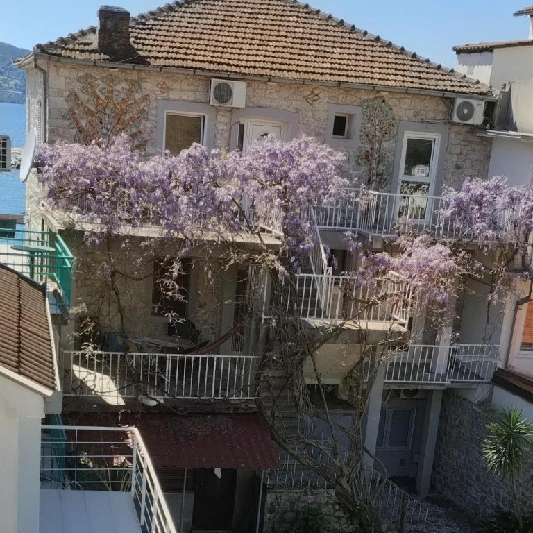 LaRos Apt - One-Bedroom Apartment with Sea View - 2