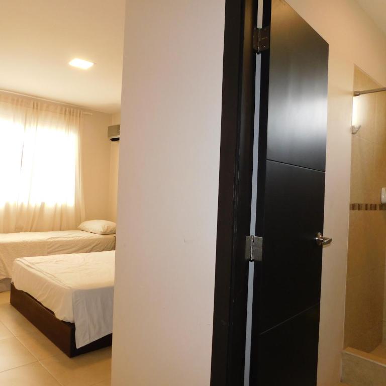 Guayaquil amplia casa 4 dormitorios sector comercial - Four-Bedroom House - 65