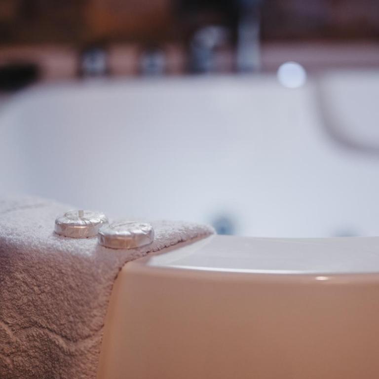 Dubai Spa Apartment Deluxe - Jacuzzi & Sauna Free Parking - One-Bedroom Apartment - 1