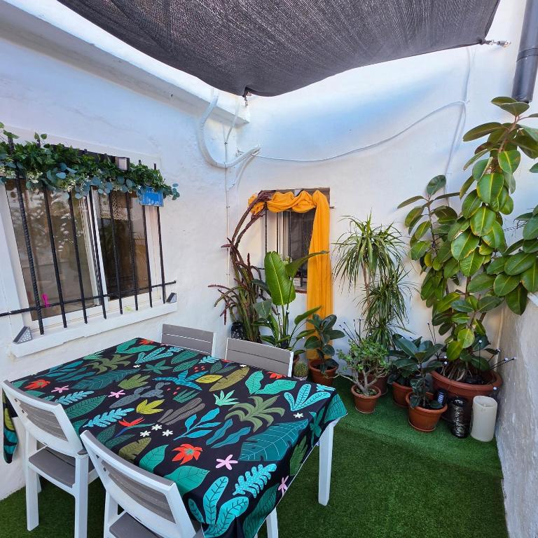 Holiday House - Casa de Monica - Four-Bedroom House - 9