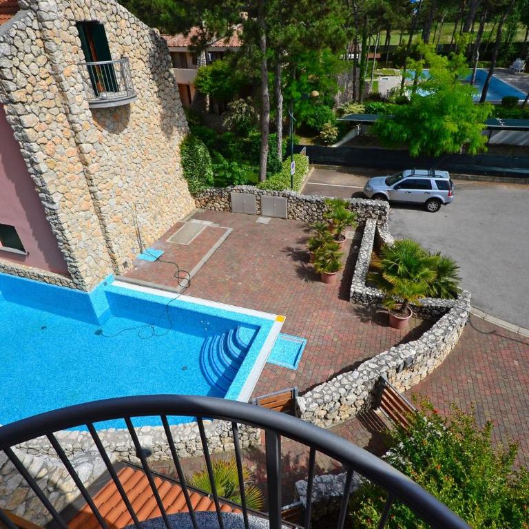 Spacious villa with pool - Villa - 2