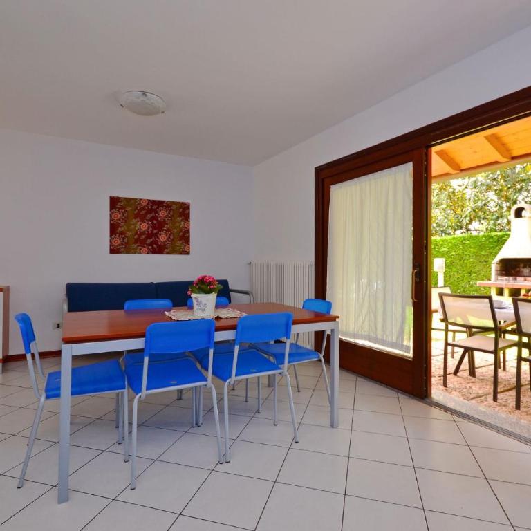 Spacious villa with pool - Villa - 11