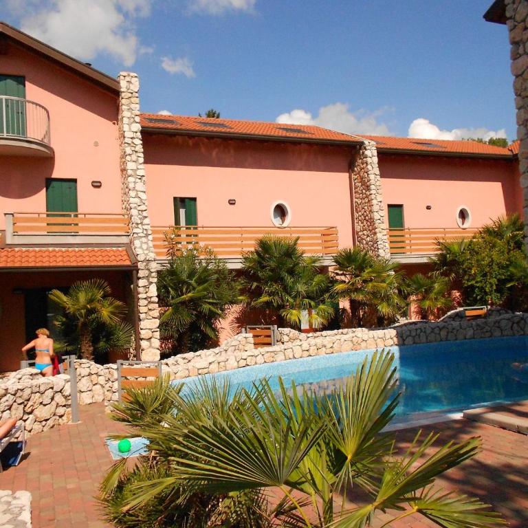 Spacious villa with pool - Villa - 40